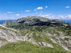 Blick vom Polster nach Osten auf das zentrale Hochschwabplateau. Der Gipfel des Karlstein liegt oberhalb der höchsten Latschenfelder im linken Bilddrittel.