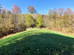 Hochwasser­rückhalte­becken Höll­tal (2022), Damm­krone in Richtung Stirn­entlastung