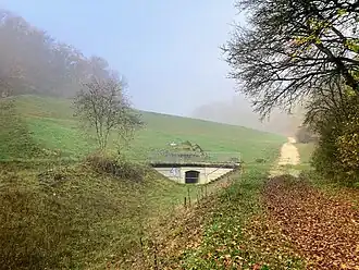 Hochwasserrückhaltebecken Orstel (2022), Grundablass Luftseite und Orstelgraben