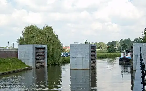 Verengung des Fahrwassers durch die Hochwasserschutztore