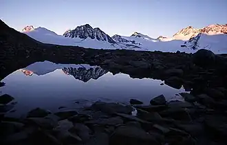 Spiegelung von Hochwilde, Annakogel und Mitterkamm in einer Lacke vor dem Hochwildehaus