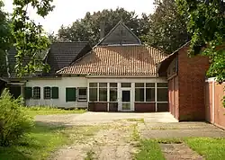 Dieselbe Blickrichtung im Jahr 2017 (vor dem Abtragen des Hauses) ohne den Schaugiebel, 1943 durch Kriegseinwirkung zerstört