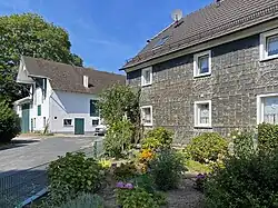 Hofgebäude Bensberger Straße in Spitze