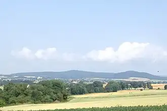 Blick aus Richtung Grebenstein durch die Hofgeismarer Rötsenke zum Hofgeismarer Stadtwald