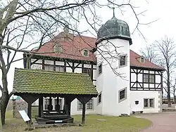 Historische Weinpresse (Graue Presse) vor dem Haupthaus