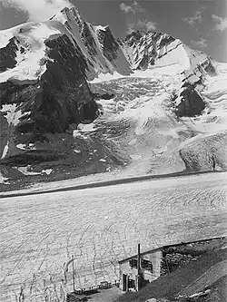 Die Hofmannshütte etwa 1900, dahinter der Großglockner