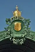 Die Krone als Ehrerbietung gegenüber dem Kaiser auf der Vorfahrt des Hietzinger Hofpavillons in Wien
