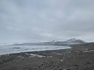 Hjorth Hill (rechts der Mitte) und Hogback Hill (rechts)