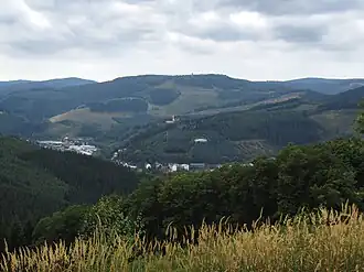Ansicht von Nordosten, vom Westhang der zu den Saalhauser Bergen gehörenden Kuhhelle