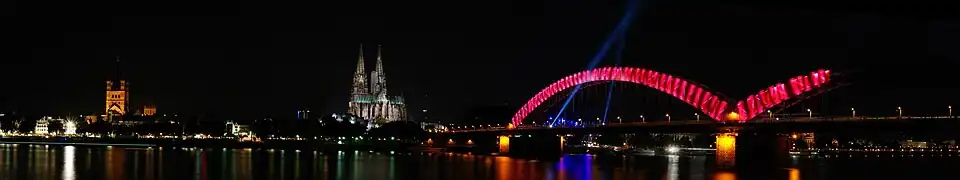 Die als Fisch gestaltete Hohenzollernbrücke in Köln