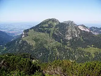 Hoher Straußberg (Südseite), links im Hintergrund Füssen