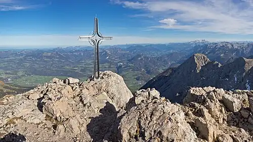 Gipfelkreuz und Ausblick nach Osten