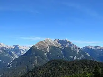 Links der Bildmitte der Hohe Gleirsch, rechts die Mittlere Jägerkarspitze und der Große Katzenkopf