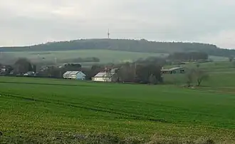Blick über Jühnde nordwestwärts zum Hohen Hagen