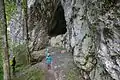 Am Eingang in die Höhle