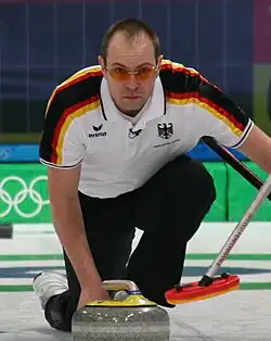 Holger Höhne bei der Steinabgabe.