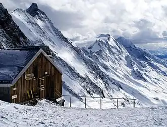 Schinhorn (links) und Hollandiahütte von der Lötschenlücke