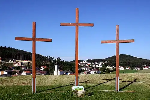 Wetterkreuze mit Blick auf den Ort