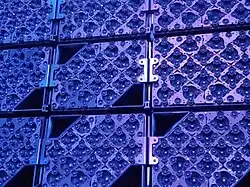 Mehrere Module der Holoplot X1 Matrix Array-Lautsprecher im Hauptatrium der Sphere