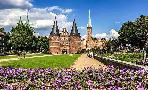 Grünanlage vor dem Holstentor