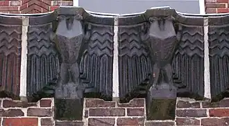 Detail des in Klinker ausgeführten Doppeladlerfrieses