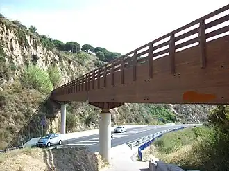 Leimträgerbrücke über eine Küstenstraße