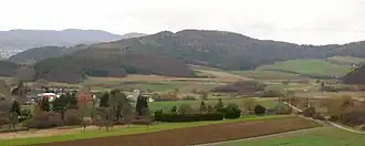 Der Hornberg von Süden, links Holzhausen