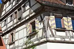 Gestalterisch betonte Holznägelköpfe in einem Fachwerkgebäude von 1478 (Kloster Blaubeuren)