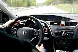 Innenansicht mit dem charakteristischen geteilten Display