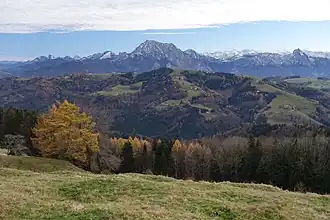 Blick vom Hongar auf den Gmundnerberg, im Hintergrund der Grünberg, der Traunstein und der Erlakogel
