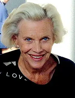 5. April: Honor Blackman (2000) (94)