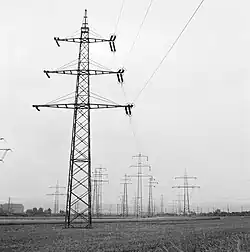 Freileitungen am Umspannwerk Koblenz im Jahr 1955, ganz links und ganz rechts die nach Brauweiler bzw. Rheinau führenden Äste der gerade neu gebauten 380-kV-Leitung