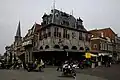 Historische Käsewaage an zentralem Platz (Roode Steen) in Hoorn, heute ein Café