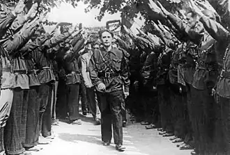 Parteiführer Sima mit Legionären in Bukarest (1940)