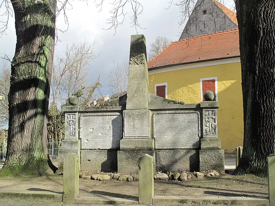Denkmal für die Gefallenen des Deutsch-Französischen Krieges (Mitte) und des Ersten Weltkrieges (links und rechts) in Horka