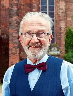 Horst Gutsche posiert als Lehrer vor der St.-Marien-Kirche in Herzberg (Elster), 2016