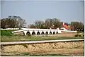 Neunbögige Brücke von Südwesten, im Hintergrund die Hortobágyi csárda