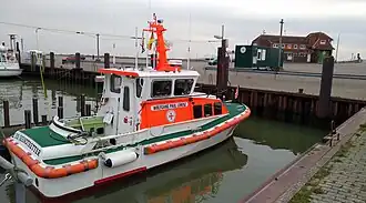Seenotrettungsboot WOLFGANG PAUL LORENZ vor Stationscontainer