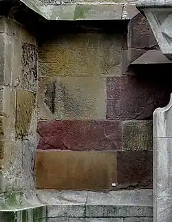 Wandreliefs der linken Rückwand