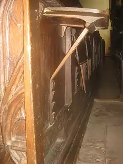 Hochgeklapptes Lesepult an der Rückwand eines Sitzes in Segment&nbsp;C.