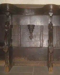 Sitz mit Miserikordie bei hochgeklapptem Sitzbrett.