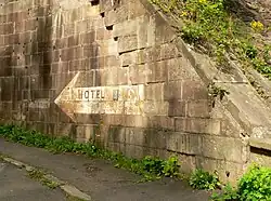 Alter Hinweispfeil zum Hotel Andree’s Berg an einer Straßenunterführung der Dransfelder Rampe