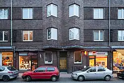 Wohn- und Geschäftshäuser in der Stephanusstraße mit Terrakottafiguren (Lage52.3682979.714397)