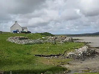 Gebäude in Samala mit den Überresten eines aufgegebenen Hauses im Vordergrund