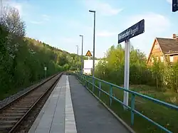 Hp Meinersdorf (Erzgeb) mit ehem. Empfangsgebäude (rechts) (2016)