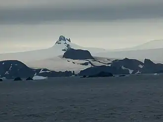 Blick von der English Strait auf den Chrabr-Nunatak mit dem Sharp Peak im Hintergrund