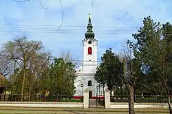 Die Kirche mit Eingangsportal