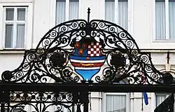 Wappen des Dreieinigen Königreichs am Eingang des Kroatischen Instituts für Geschichte in Zagreb