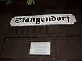 Hst Stangendorf, Gedenktafel und Stationsschild (2016)