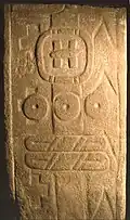 Monument aus Huamelulpan (Oaxaca) mit kalendarischem Zeichen
